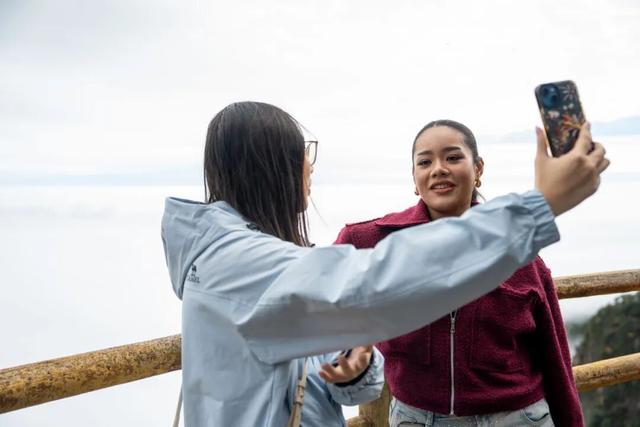 第三只眼看中国·打卡魅力江西 | 外籍博主赞叹明月山云海奇观，高山奇景震撼世界！