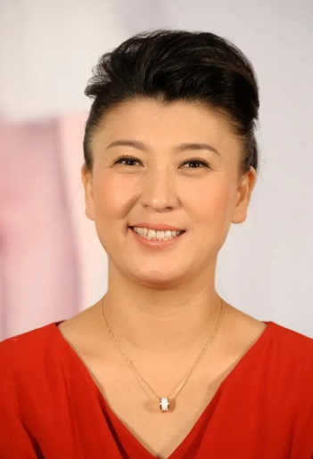 钱再多有什么用？闫学晶如今的现状，给所有53岁的女性提了个醒