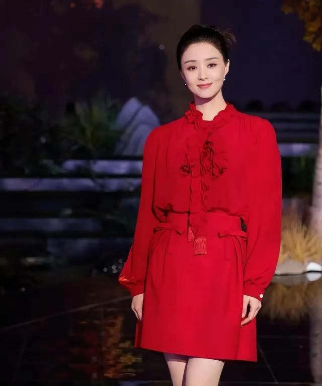 蒋欣在中秋晚会上的造型，真的好漂亮，还是瘦了好看