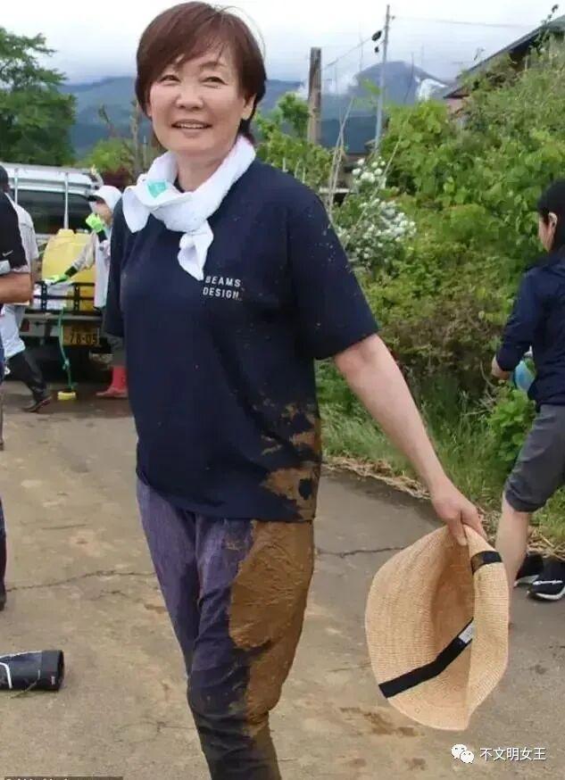 61岁安倍昭恵：丈夫遇刺后搬离婆家，种地疗伤，常去安倍坟前上香