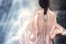 门派新来位小师妹 声称对九州第一剑仰慕已久 日常就是缠着社恐师弟图片