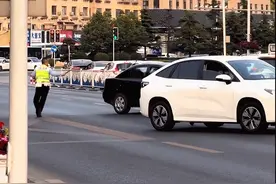 男子无证驾驶辽B套牌车，逃逸途中撞伤两名交警，当晚被抓获！图片