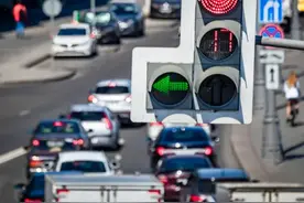 等红灯挂N档是省车还是毁车？老司机亲测，真相出乎意料！图片