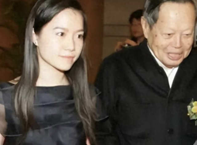 恩爱21年抵不过现实残酷	，103岁杨振宁年老，娇妻49岁翁帆正当好