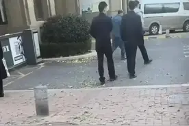 青岛保安捅死外卖员后续：凶手指认现场面容憔悴，手脚带镣铐图片