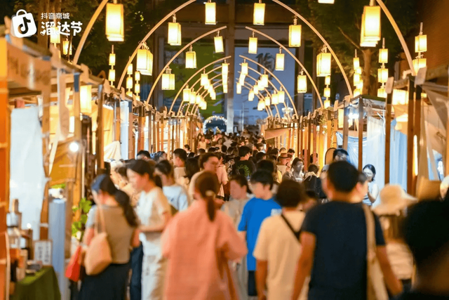 刷抖音，还是去溜达?