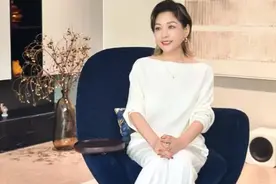 54岁李静自曝瘦55斤，和21岁女儿一样苗条，更显年轻实现逆生长图片