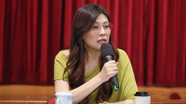 解放军刚包围台岛，不到24小时，赖清德反应来了，郑丽文一针见血