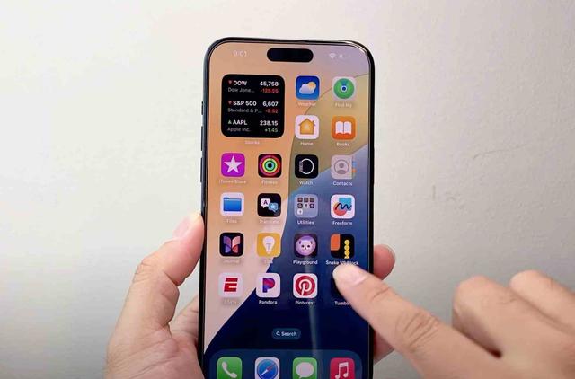 iOS安全警报拉满？苹果突然封杀恶意软件，你的手机还敢不升级？