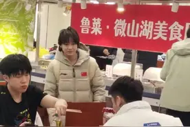 好兄妹!王楚钦食堂打饭赶上鲁菜美食节,全红婵笑盈盈欣赏头哥干饭图片