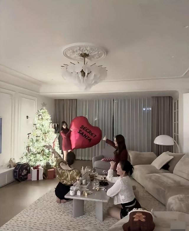 37岁倪妮晒照过圣诞，一细节暴露真实现状，难怪当初看不上冯绍峰