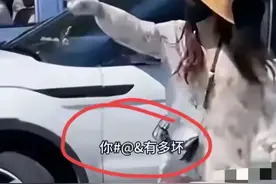 最新！路虎女下车后另一段视频被扒，曝女子倒车3次，被男子顶3次图片