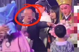 后续！孩子上台送花遭粗暴驱赶， 那个大腹便便的香肠嘴男人是谁？图片