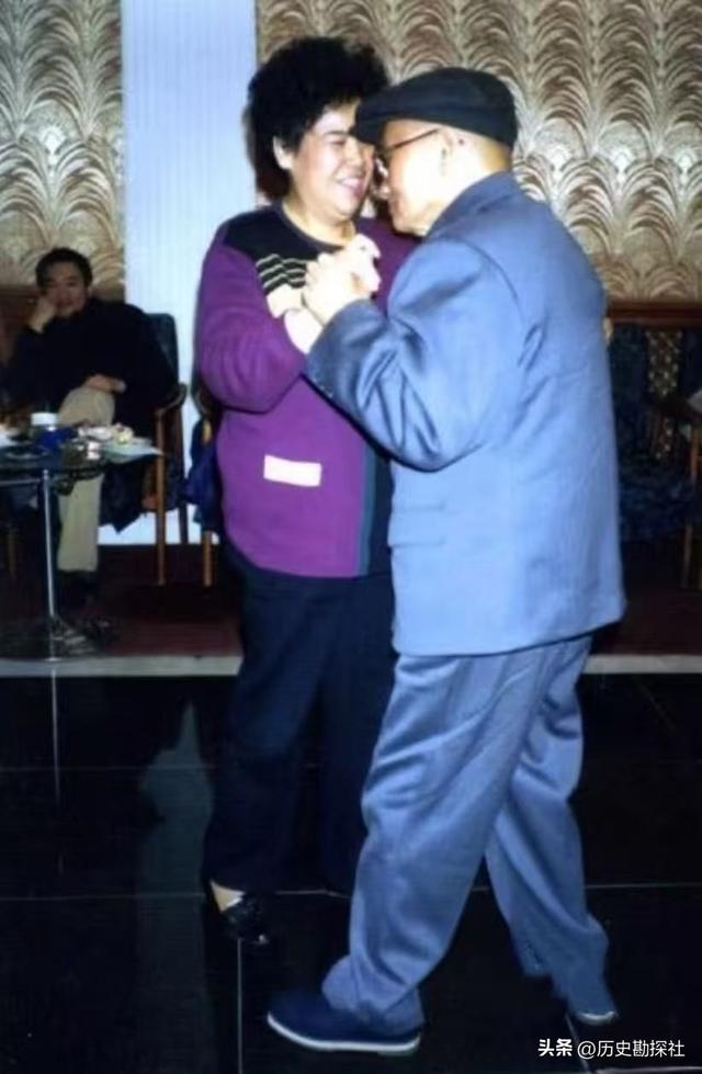 毛岸青81岁生日时的全家福，两个妹妹前来贺寿，儿媳刘滨体贴蹲着