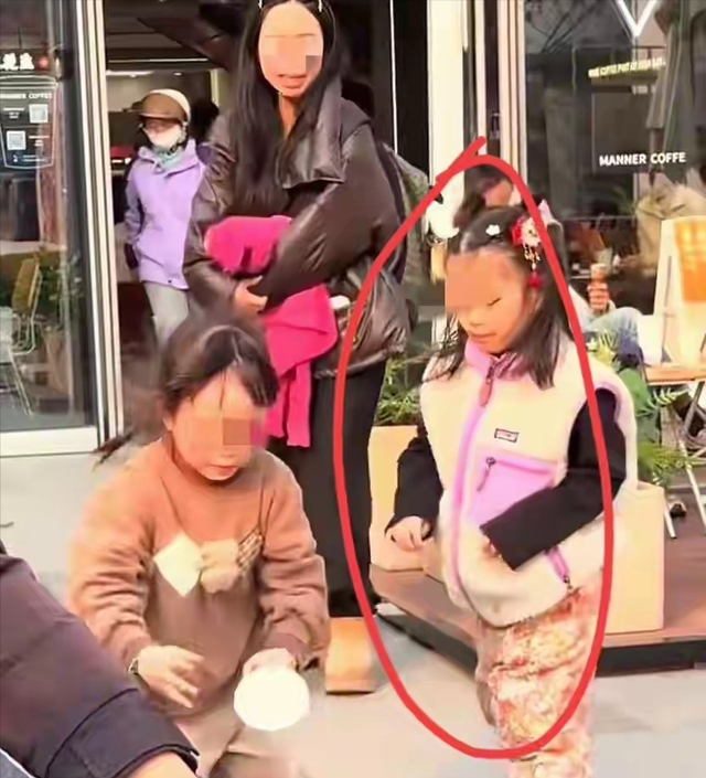 浙江女孩水杯被打翻后续：对方家长态度嚣张，正脸被扒，警方介入