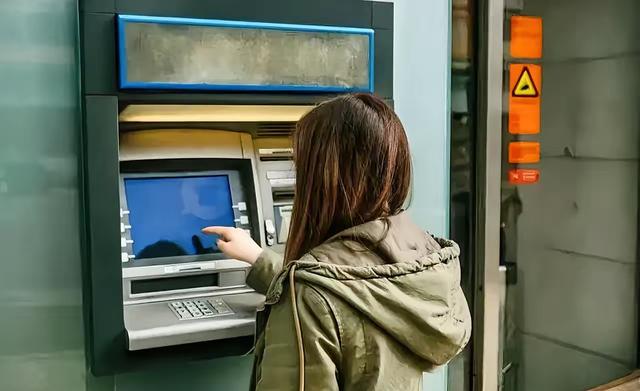 又揪出来一个巨贪，金额高达9.7亿，首富夫人郝斌跨境逃亡失败