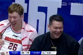 朱芳雨：周琦被莫兰德抱摔弄得腰伤复发 目前只能卧床靠止疼药入睡图片