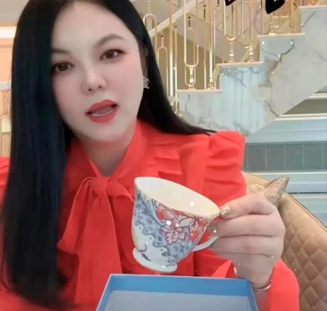 钱再多有啥用！50岁久居英国的李湘，终于为自己的行为付出了代价