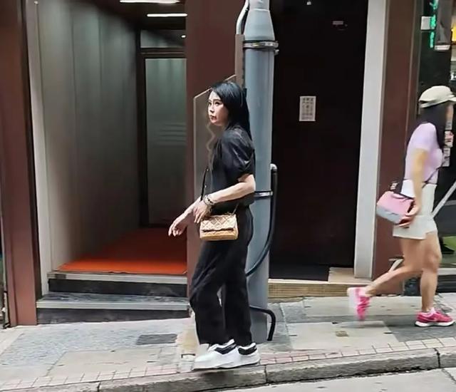 在香港中环碰到伊能静 真人跟想象差好多 个头不高 身材不瘦 比例不好