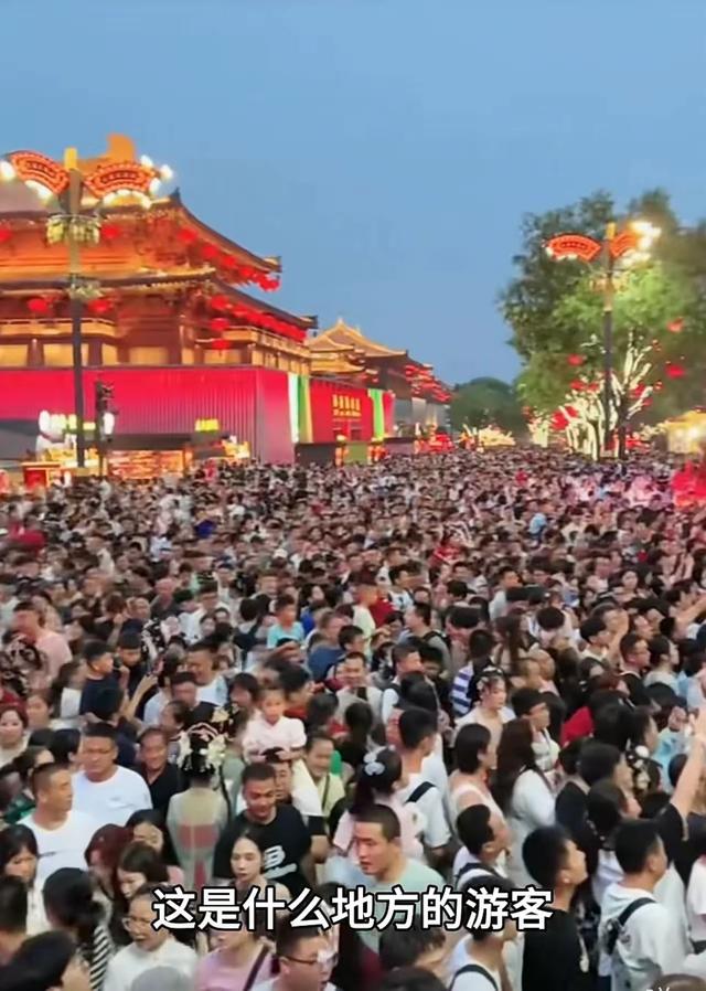 一边喊穷一边旅游？国庆景区爆满的真相，又酸又无奈