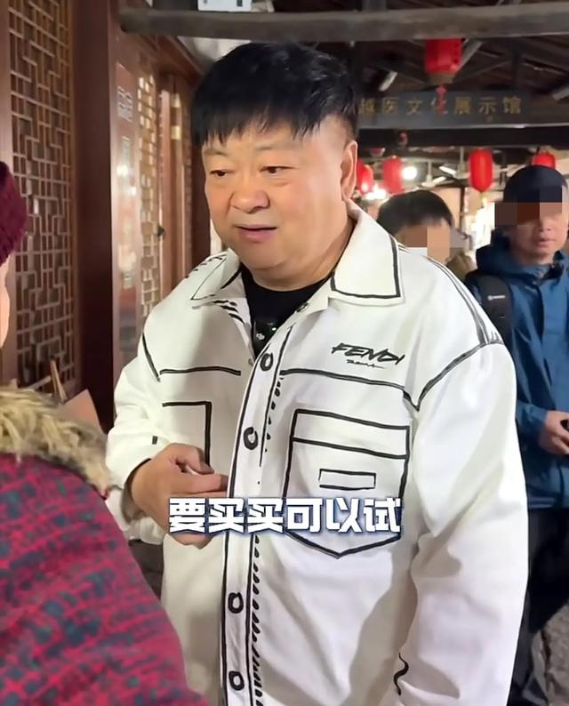 洪剑涛浙江旅游！想试戴帽子要求“付5元”，走好远心里还不舒服