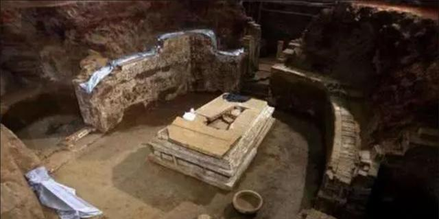 浙江挖出一口金丝楠木棺材，重达1500斤，解开千古“黄金头”谜案