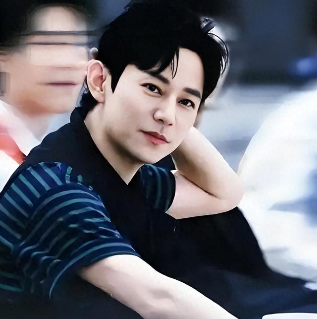 事实证明，无妻无子、身价过亿、做了51年老好人的何炅，才最凉薄