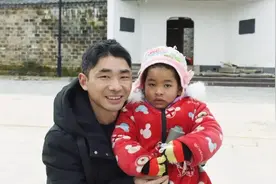 安徽小伙刘邦娶非洲媳妇，结婚6年媳妇跑了，混血女儿由爷爷照顾图片