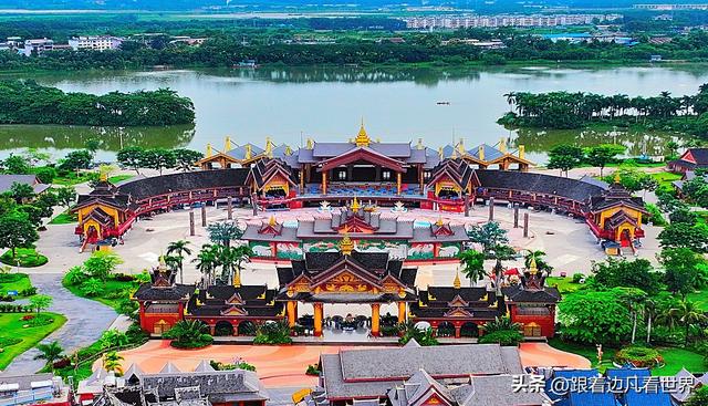《西双版纳 澜沧行》西双版纳傣族园 傣寨与佛塔相映的热带画卷