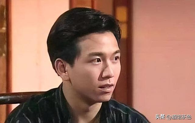演员温兆伦现状：定居北京，61岁不显老依然帅气，10岁女儿很漂亮