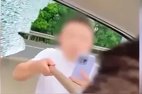 无牌奥迪高速疯狂别车,花臂男持棍暴力砸车，警方揭露真相图片