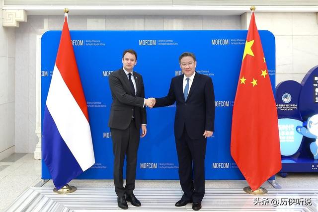 荷兰怎么敢的，对中国发起芯片战？被中国重击后，开始低头求和了