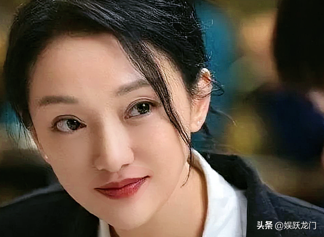 年过50岁的周迅一头白发，无儿无女成为了这辈子最大的遗憾！