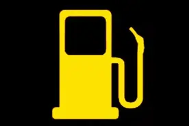 汽车最后一小格油一般能跑多少公里，汽油灯亮了对车有伤害吗图片