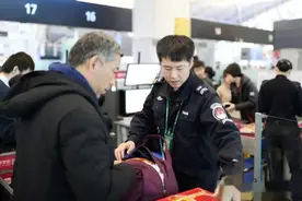 机场安检员提醒，这三样东西可以带上飞机，好多人不懂都偷偷扔了图片