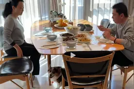 王中磊儿子晒北京别墅，一家4口吃剩菜显朴素，姐姐罕见出镜坐C位图片