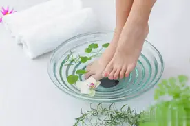 揭秘！夏天泡脚竟比冬天更有益？季节泡脚技巧大公开，快来了解！图片