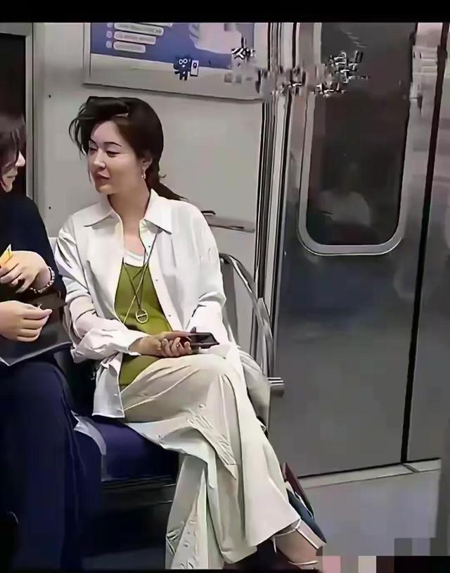 地铁里遇到一位干净的阿姨，我相信她年轻的时候追求的人肯定很多