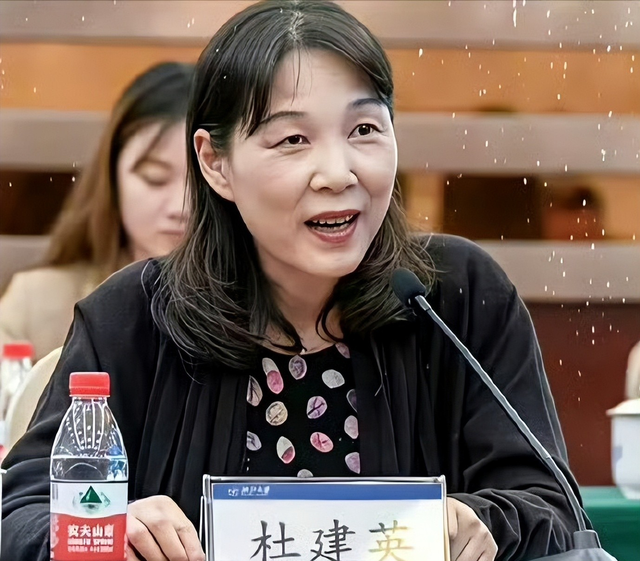 杜建英彻底输了！宗馥莉正面“回击”，仅3句话，撕碎她的遮羞布