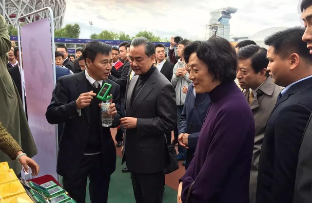 “外交男神”王毅年轻旧照，与妻子罕见同框，岳父曾是周总理秘书