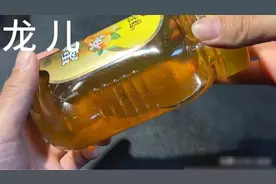 把蜂蜜瓶子倒过来，立马清楚蜂蜜真假，告诉家人看完后别再乱买了图片