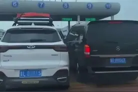 目击者还原“奔驰男砸车”经过：两车并行谁也不让谁 男子拦车后白车冲了一下 律师：白色车主或涉嫌故意伤害图片