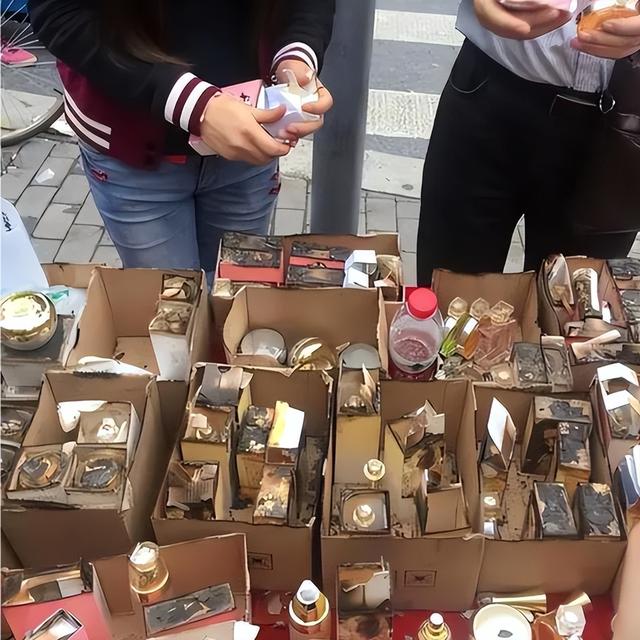 几乎全是假货！利润高达2400%	，为何消费者还前赴后继争相购买？