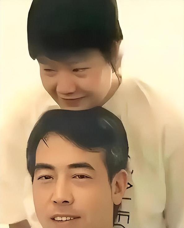 陈凯歌前妻洪晃晒京郊院子，空地上百平，爱马仕被她拍出廉价感