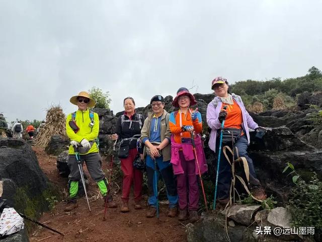 徒步石林蓑衣山、赏水上石林，遇降雨淅淅沥沥，收获特别的体验