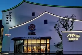 自驾游走高速，可以在服务区过夜睡觉吗？图片