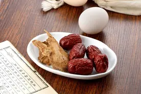 我喝了一锅当归红枣鸡蛋糖水后，变成了一个猪头。图片