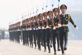 三军仪仗队使用的礼宾枪是真枪吗？为何总是“咔咔”响？图片