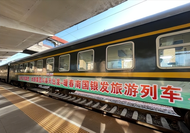 武汉首发！火车变“移动酒店”！每间房都能洗澡，首发上座率95%