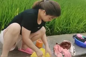 湖北黄石女子在自家附近洗衣服，网友：还在河里洗衣服的没有了吧图片